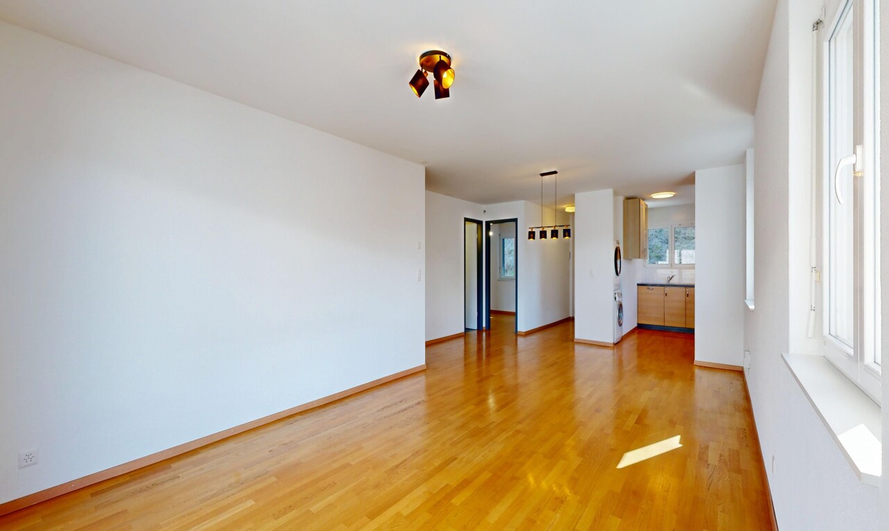 pièce vide avec sol en finition bois, wood finish floor, cloison sèche, drywall, et inside property