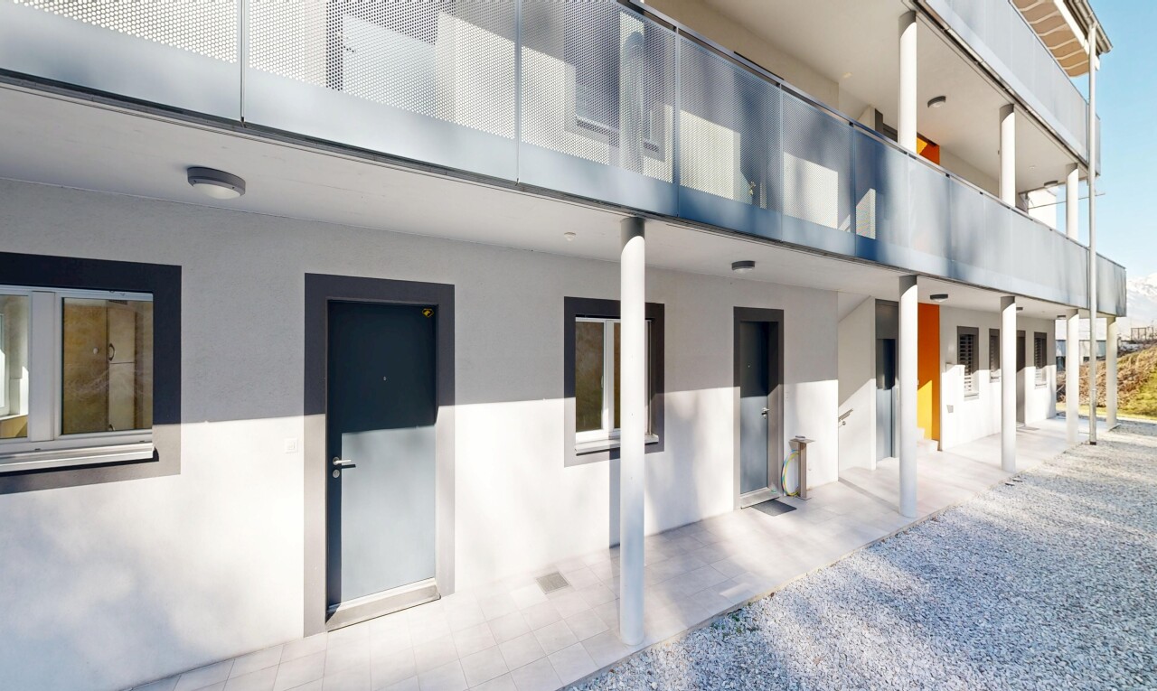 extérieur du bâtiment avec vue sur le complexe d'appartements et apartment complex view