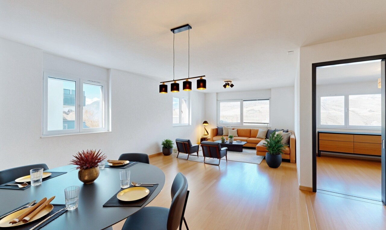 pièce vide avec sol en finition bois, wood finish floor, cloison sèche, drywall, et lumière naturelle