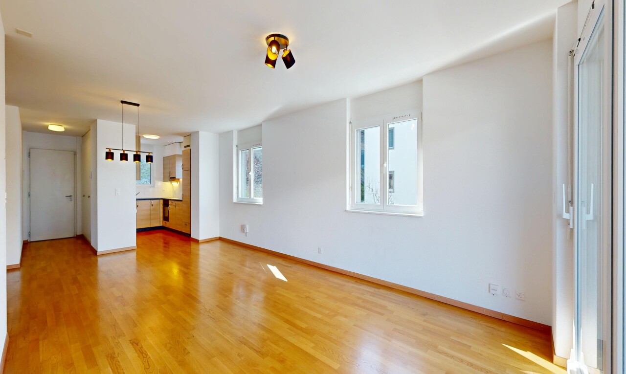 pièce vide avec sol en finition bois, wood finish floor, cloison sèche, drywall, et lumière naturelle