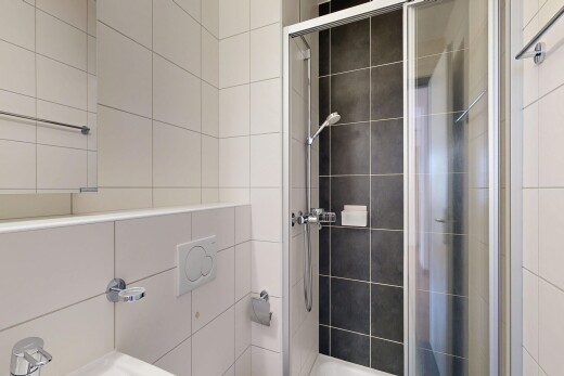 salle de bains avec douche et salle de bain complète