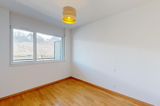 pièce vide avec sol en finition bois, wood finish floor, cloison sèche, drywall, et lumière naturelle