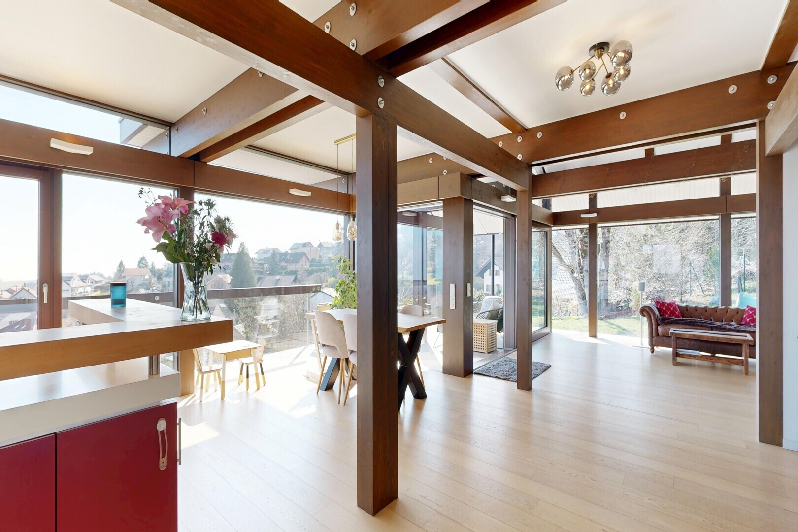 salle à manger avec sol en finition bois, wood finish floor, plafond à poutres, beamed ceiling, et véranda