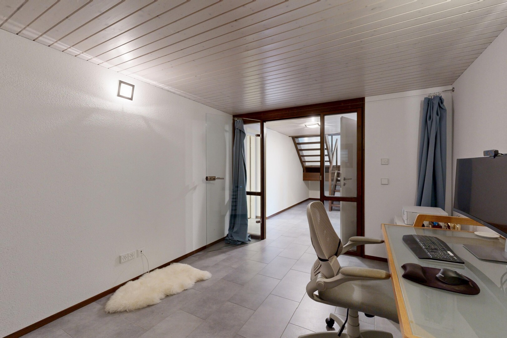 bureau avec plafond bas, low ceiling, inside property, cloison sèche, et drywall