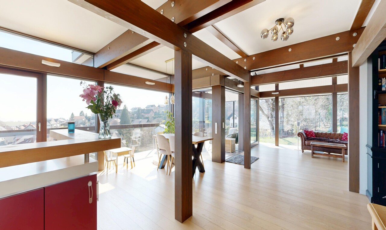 espace intérieur avec inside community, natural light, lumière naturelle, wood finish floor, et sol en finition bois