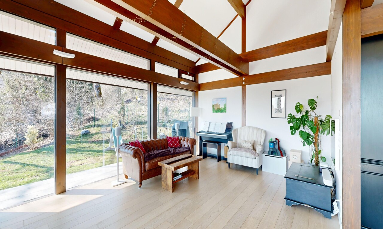 salon avec inside property, sol en finition bois, wood finish floor, plafond haut, et high ceiling