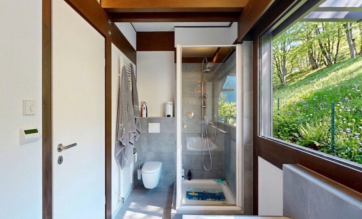 salle de bains avec douche, salle de bain complète, lumière naturelle, natural light, et cloison sèche