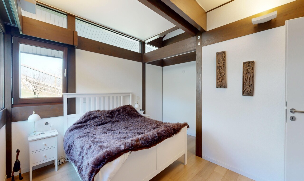 chambre avec inside property, wood finish floor, sol en finition bois, drywall, et cloison sèche