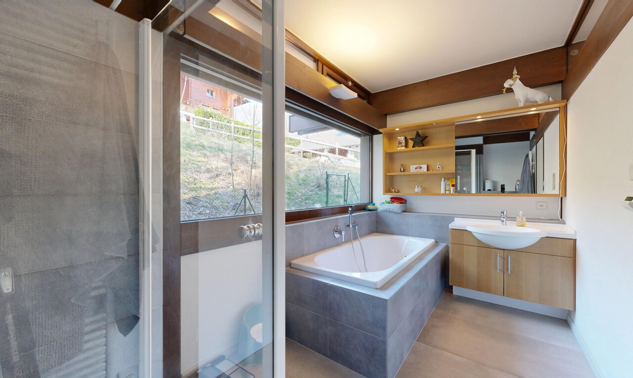 salle de bains avec miroir, natural light, lumière naturelle, light floor, et lavabo (ou coiffeuse selon le contexte)