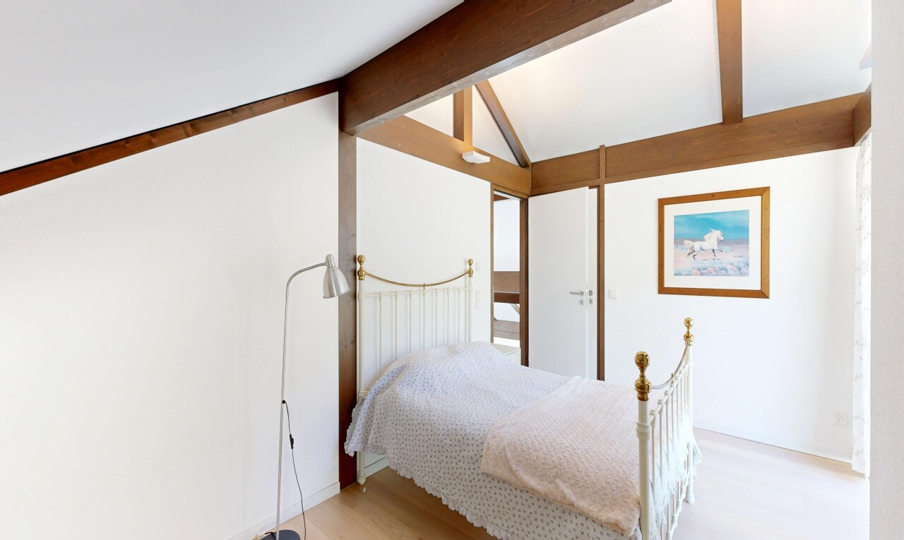 chambre avec plafond voûté, vaulted ceiling, inside property, plafond à poutres, et beamed ceiling