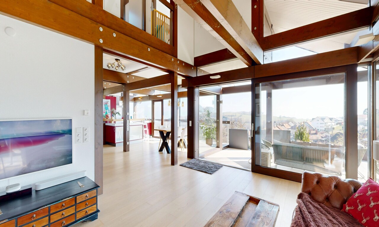 salon avec inside property, lumière naturelle, natural light, sol en finition bois, et wood finish floor
