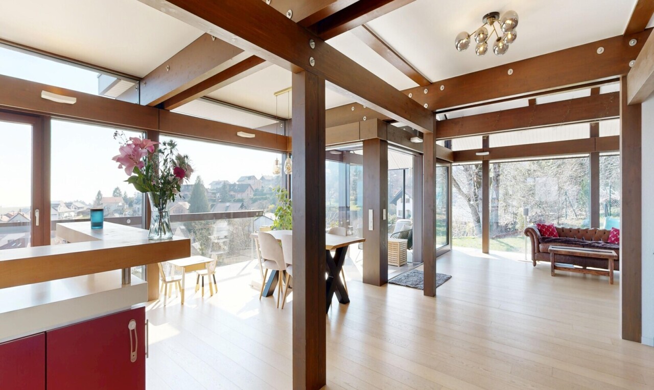 salle à manger avec sol en finition bois, wood finish floor, plafond à poutres, beamed ceiling, et véranda