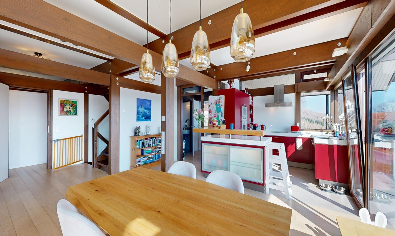 cuisine avec hotte, inside community, light floor, beamed ceiling, et pendant lighting