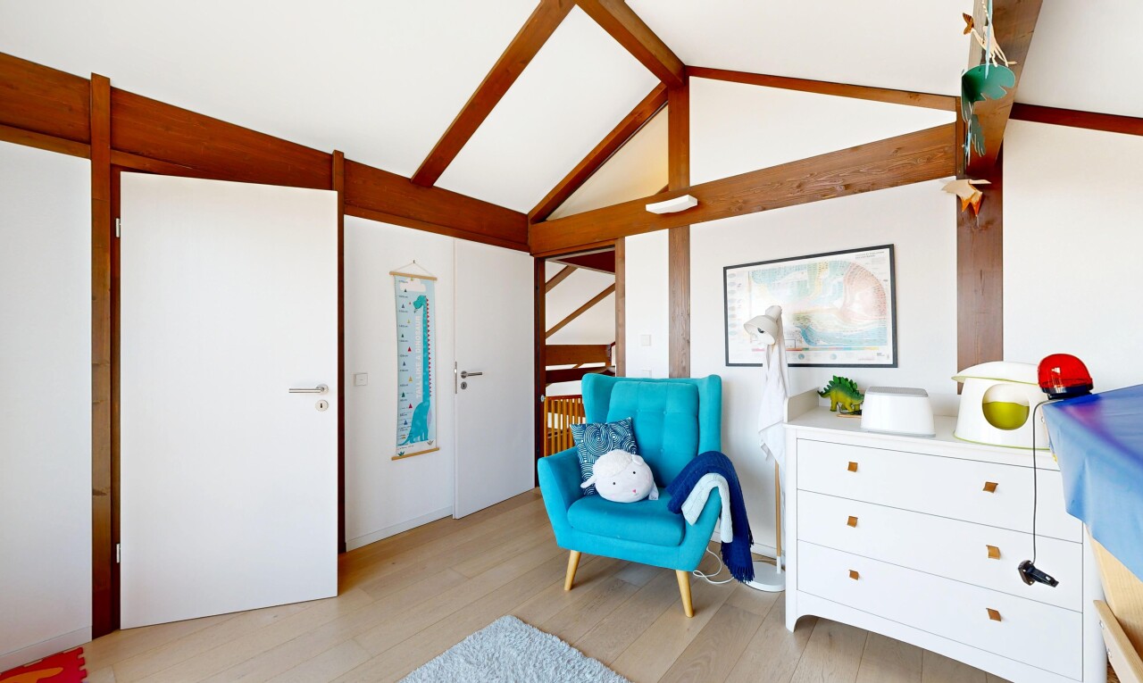 chambre avec light floor, wood finish floor, sol en finition bois, vaulted ceiling, et plafond voûté