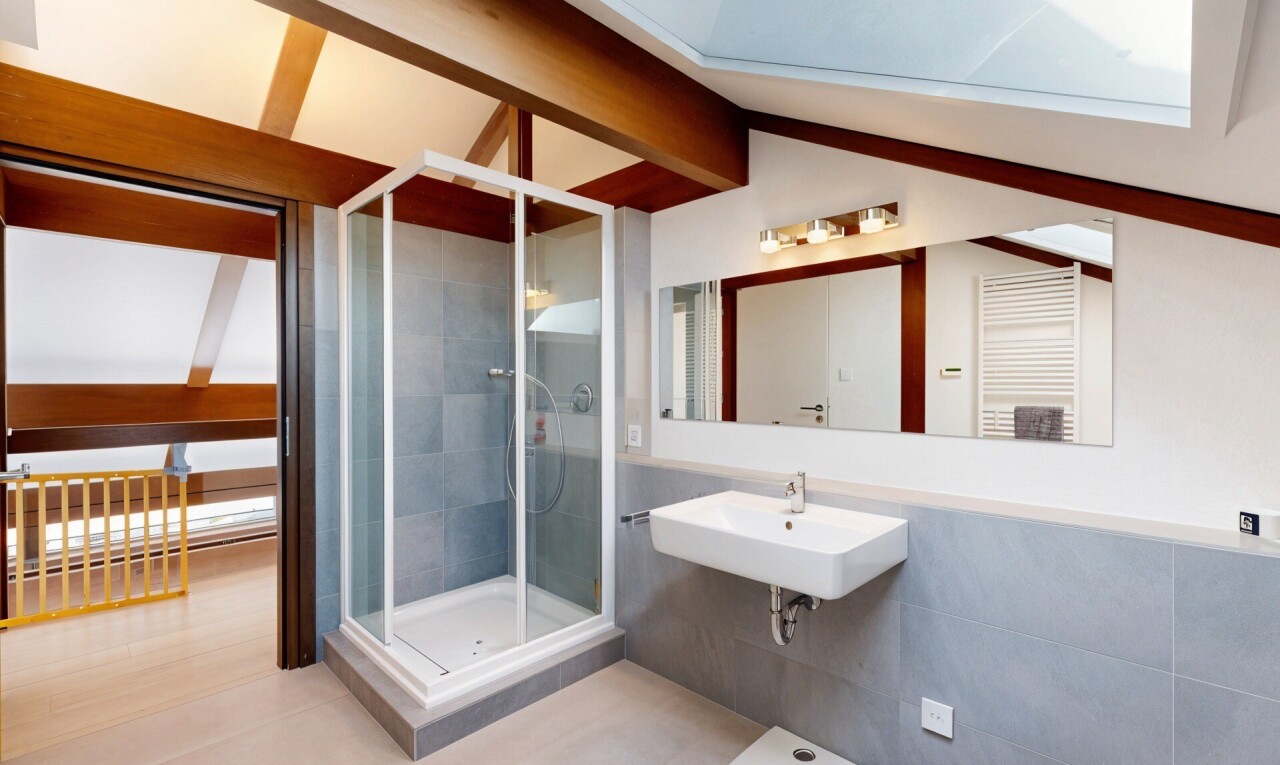 salle de bains avec inside property, douche, salle de bain complète, tile wall, et mur en carrelage