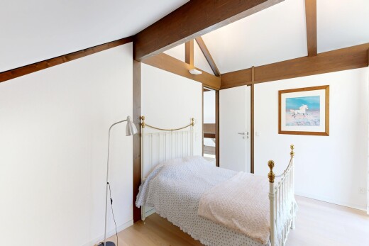 chambre avec plafond voûté, vaulted ceiling, inside property, plafond à poutres, et beamed ceiling