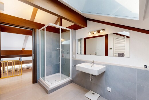 salle de bains avec inside property, douche, salle de bain complète, tile wall, et mur en carrelage