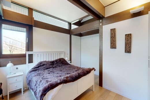 chambre avec inside property, wood finish floor, sol en finition bois, drywall, et cloison sèche