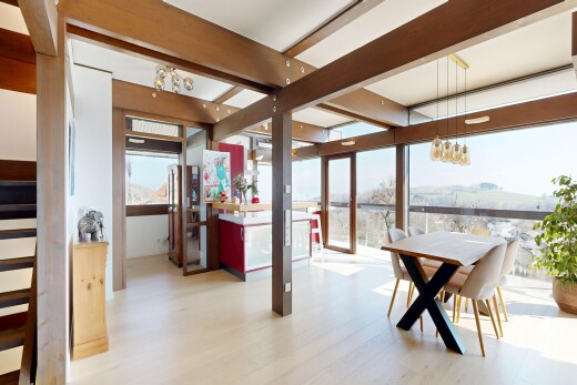 salle à manger avec sol en finition bois, wood finish floor, lumière naturelle, natural light, et day time