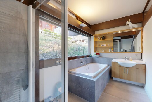 salle de bains avec miroir, natural light, lumière naturelle, light floor, et lavabo (ou coiffeuse selon le contexte)