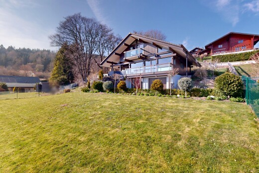 façade avec pelouse, day time, clôture, et property visible