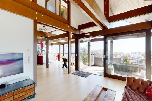 salon avec inside property, lumière naturelle, natural light, sol en finition bois, et wood finish floor