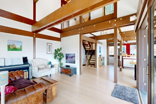 salon avec inside property, wood finish floor, sol en finition bois, high ceiling, et plafond haut