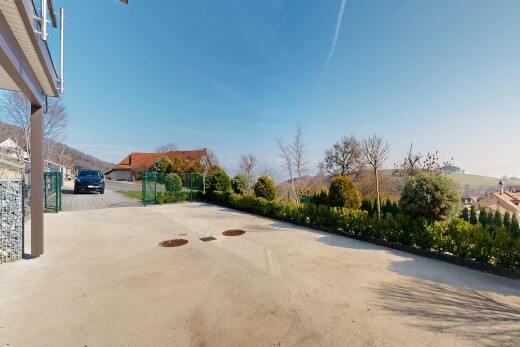 extérieur du bâtiment avec day time et from property