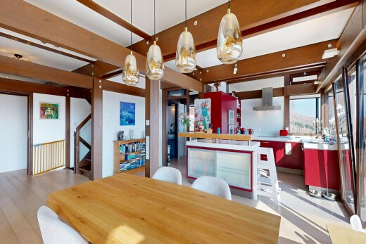 cuisine avec hotte, inside community, light floor, beamed ceiling, et pendant lighting