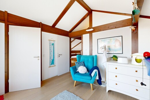 chambre avec light floor, wood finish floor, sol en finition bois, vaulted ceiling, et plafond voûté
