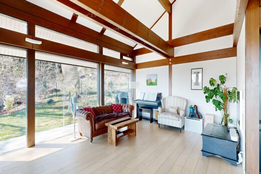 salon avec inside property, sol en finition bois, wood finish floor, plafond haut, et high ceiling