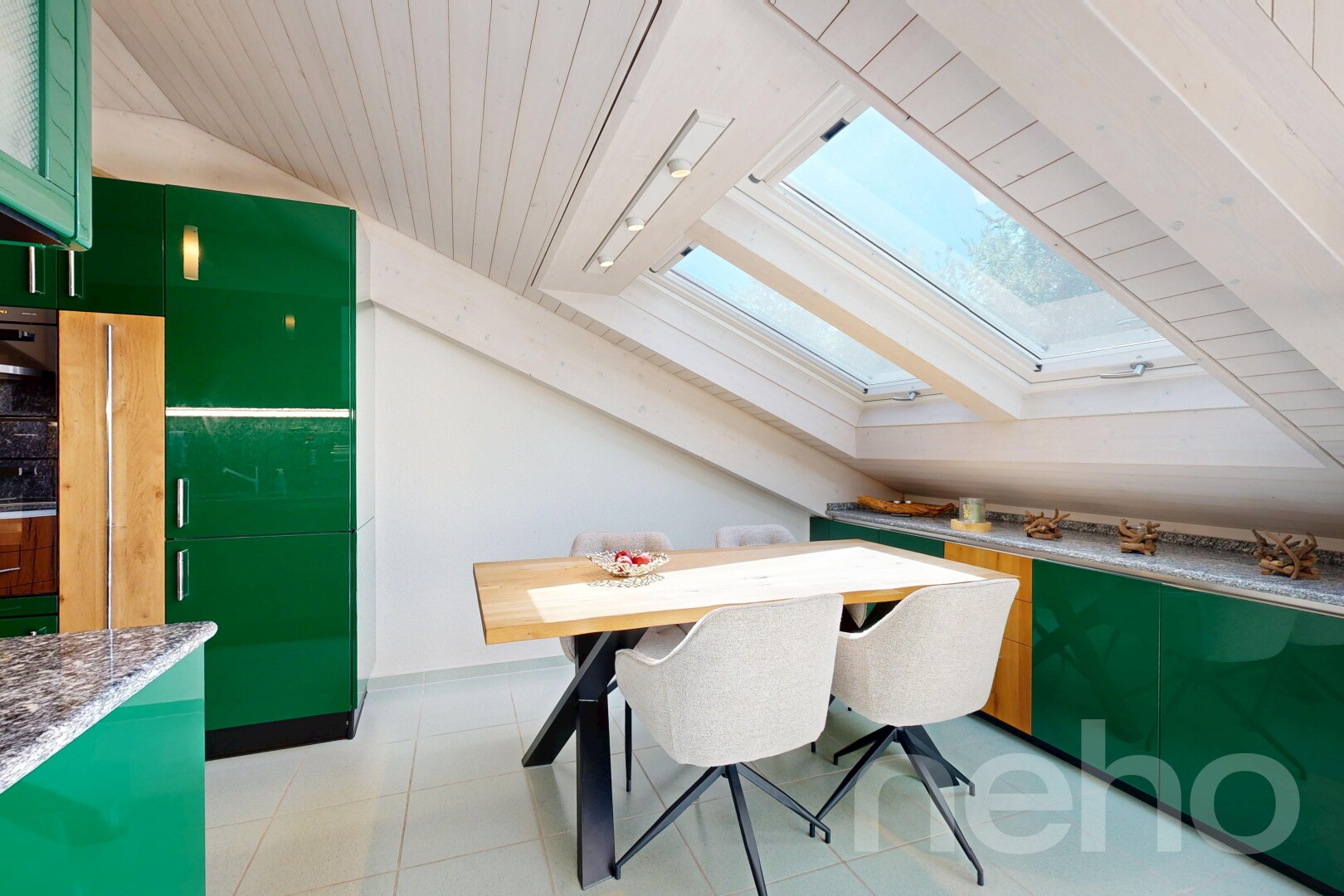 esszimmer mit vaulted ceiling, dachschräge, dachfenster, light floor, und inside property