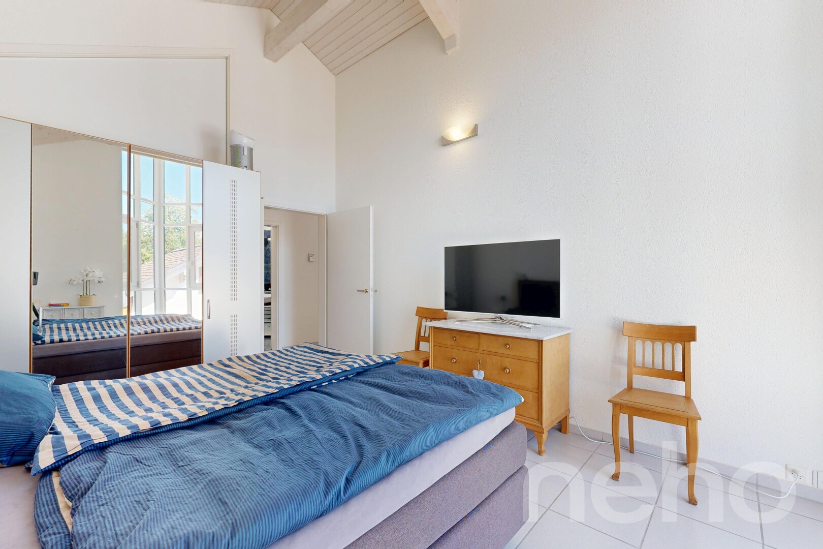 zimmer / schlafzimmer mit beamed ceiling, balkendecke, drywall, gipskartonwand, und high ceiling