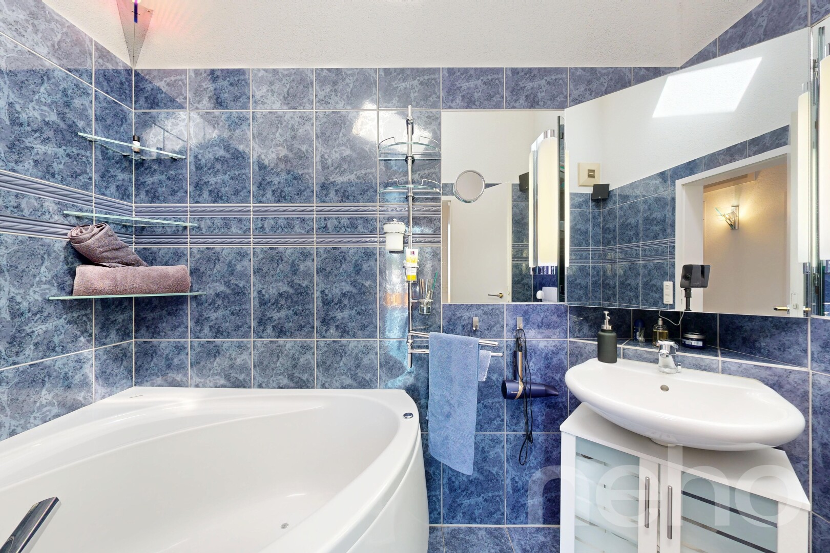 bad mit tile wall, fliesenwand, schminktisch, waschbecken, und komplettes badezimmer