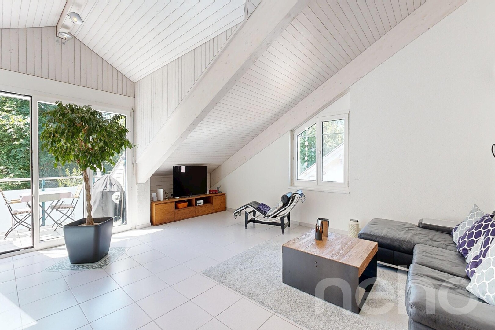 wohnzimmer mit vaulted ceiling, dachschräge, natürliches licht, fernseher, und drywall