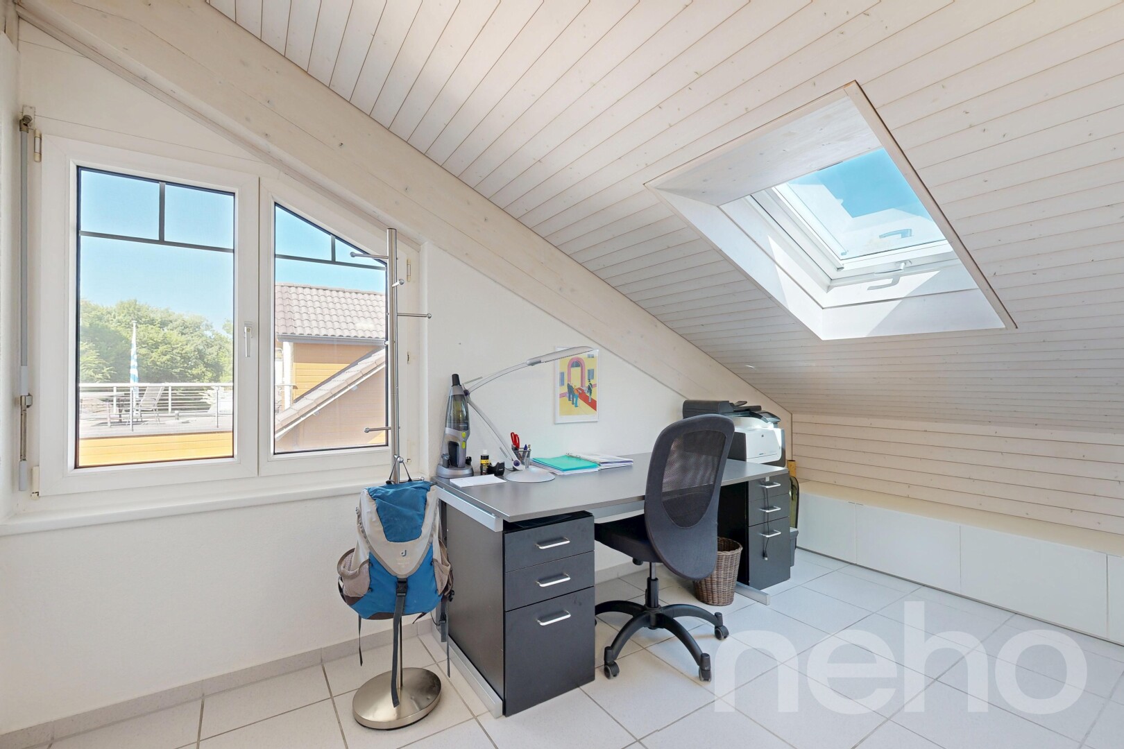 büro mit day time, natürliches licht, inside property, dachfenster, und vaulted ceiling