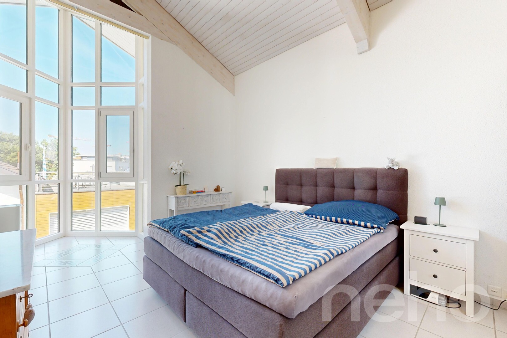 zimmer / schlafzimmer mit vaulted ceiling, dachschräge, drywall, gipskartonwand, und high ceiling