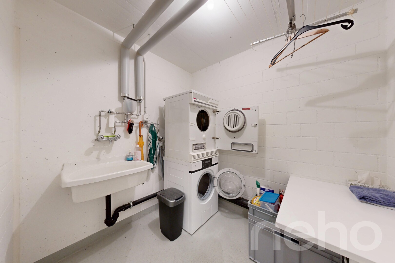 wäschekammer mit waschturm, inside property, light floor, concrete block wall, und betonblockwand