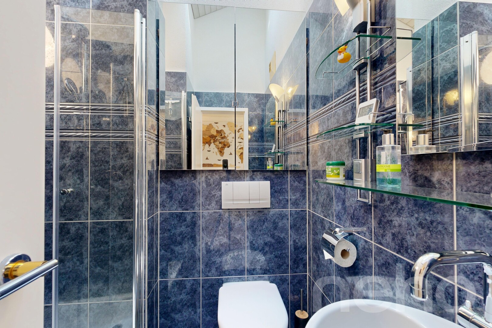 bad mit spiegel, komplettes badezimmer, inside property, dusche, und waschbecken