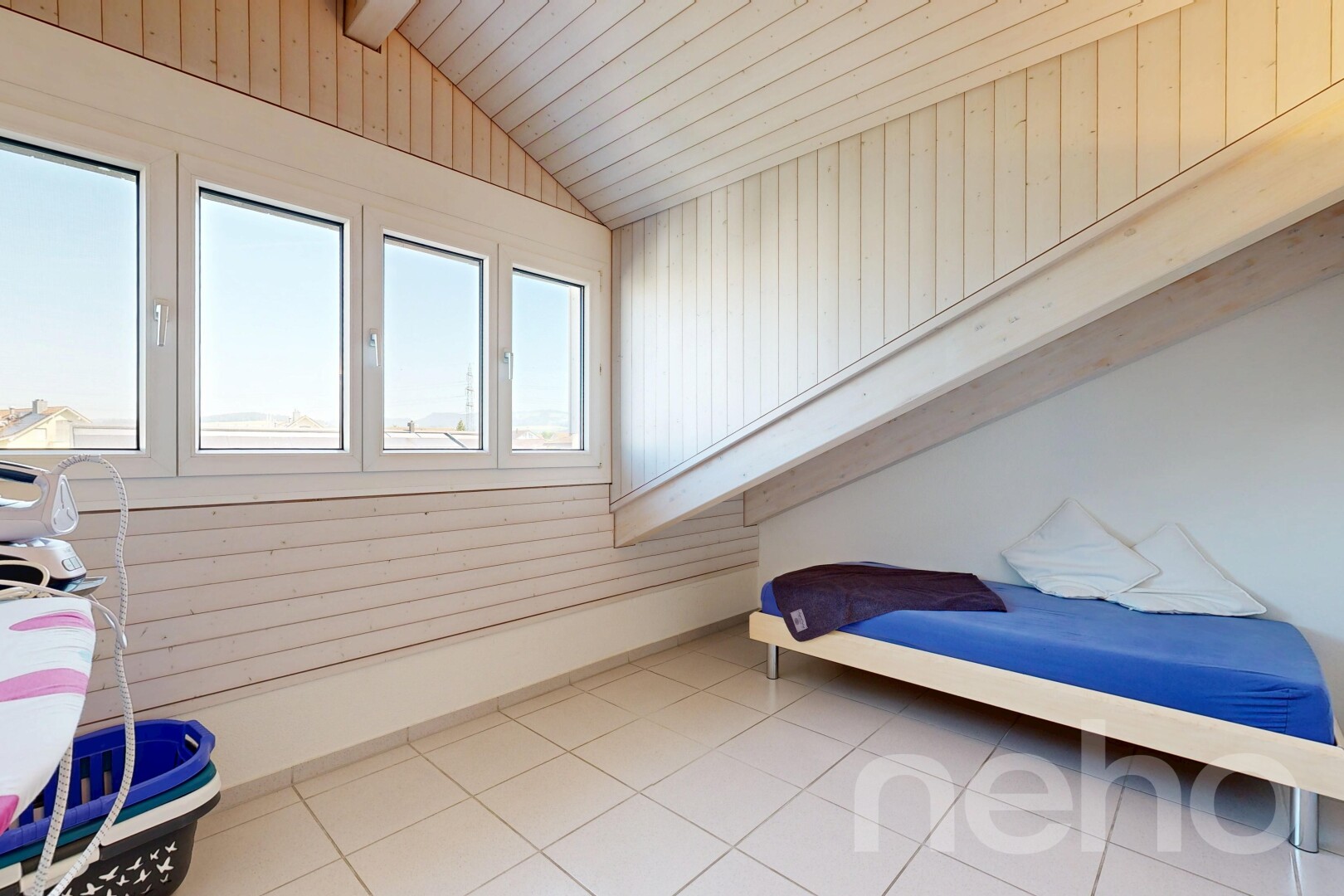 zimmer / schlafzimmer mit natürliches licht, vaulted ceiling, dachschräge, day time, und tile floor