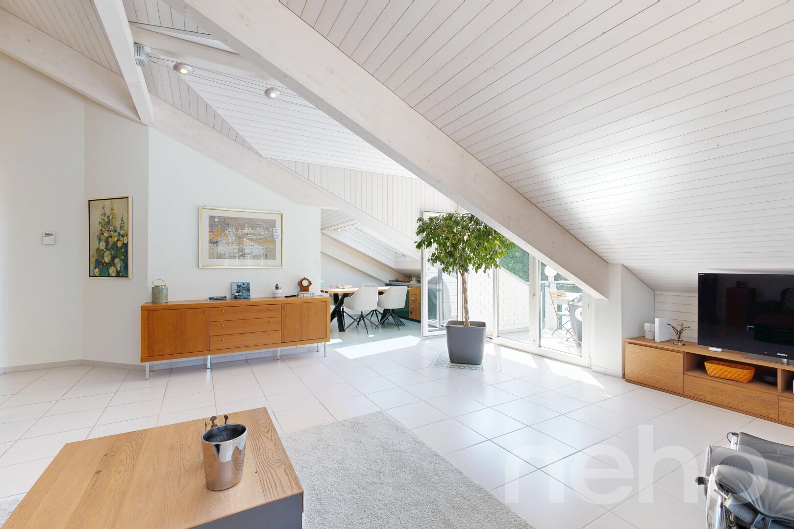 wohnzimmer mit fernseher, vaulted ceiling, dachschräge, drywall, und gipskartonwand