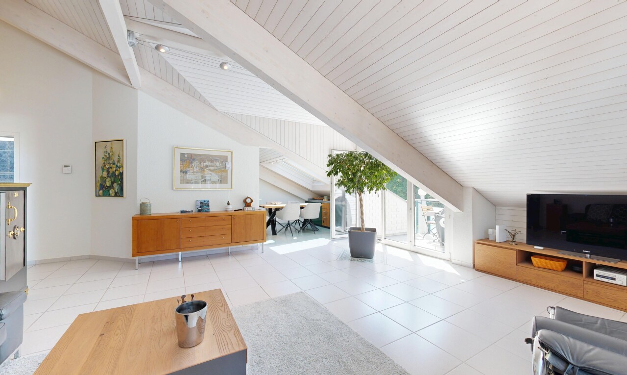 wohnzimmer mit fernseher, vaulted ceiling, dachschräge, drywall, und gipskartonwand