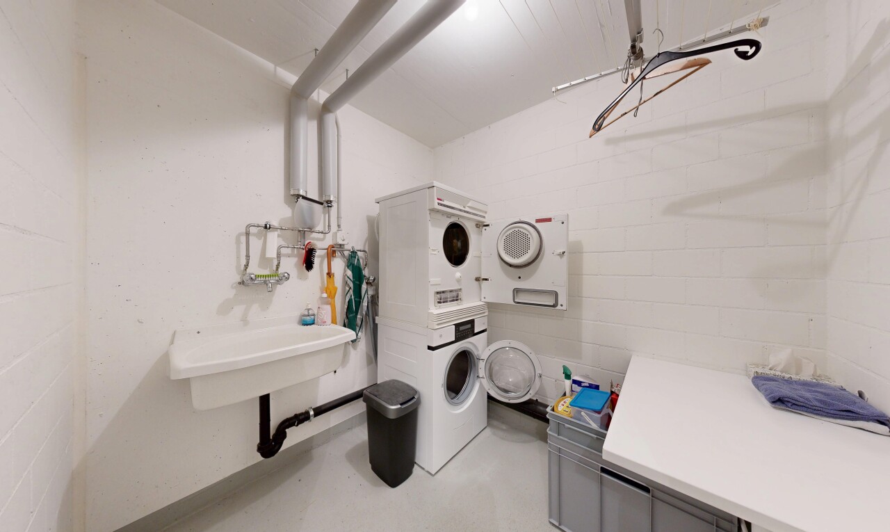 wäschekammer mit waschturm, inside property, light floor, concrete block wall, und betonblockwand