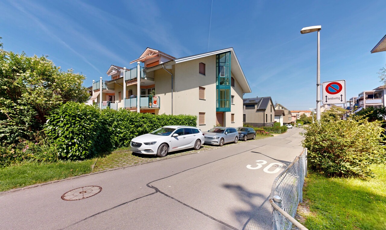 außenansicht mit straßenlaternen und day time