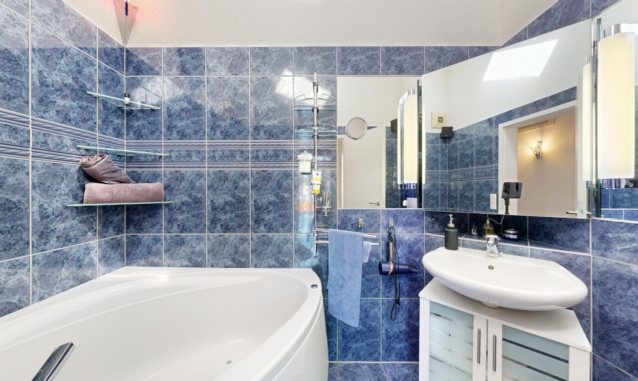 bad mit tile wall, fliesenwand, schminktisch, waschbecken, und komplettes badezimmer