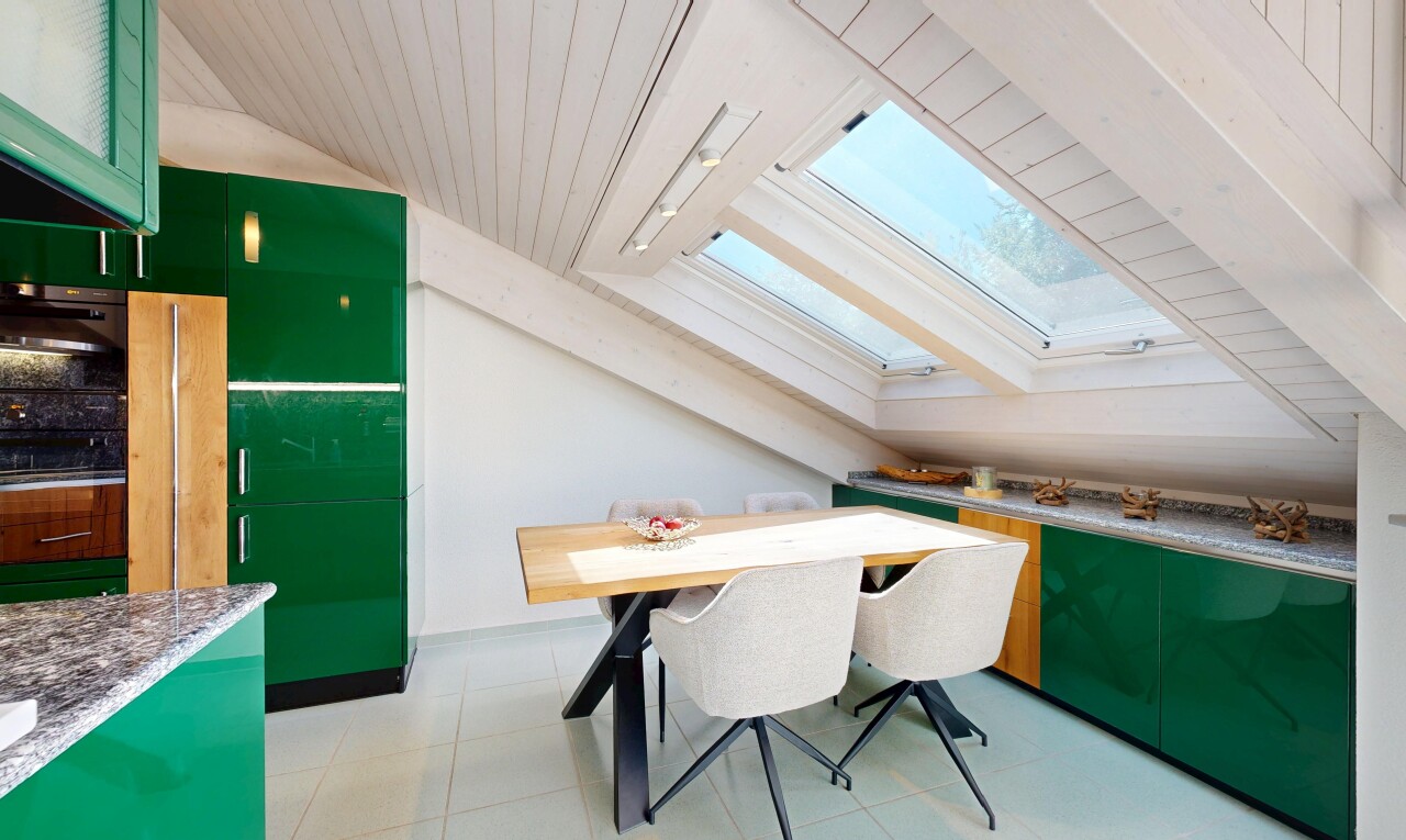 esszimmer mit vaulted ceiling, dachschräge, dachfenster, light floor, und inside property