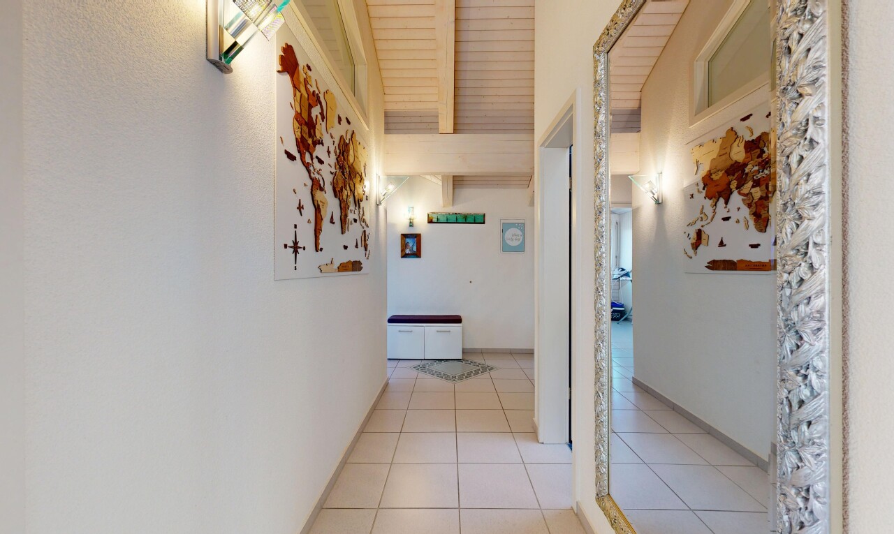 halle / korridor mit inside property, beamed ceiling, balkendecke, high end ceiling, und tile floor