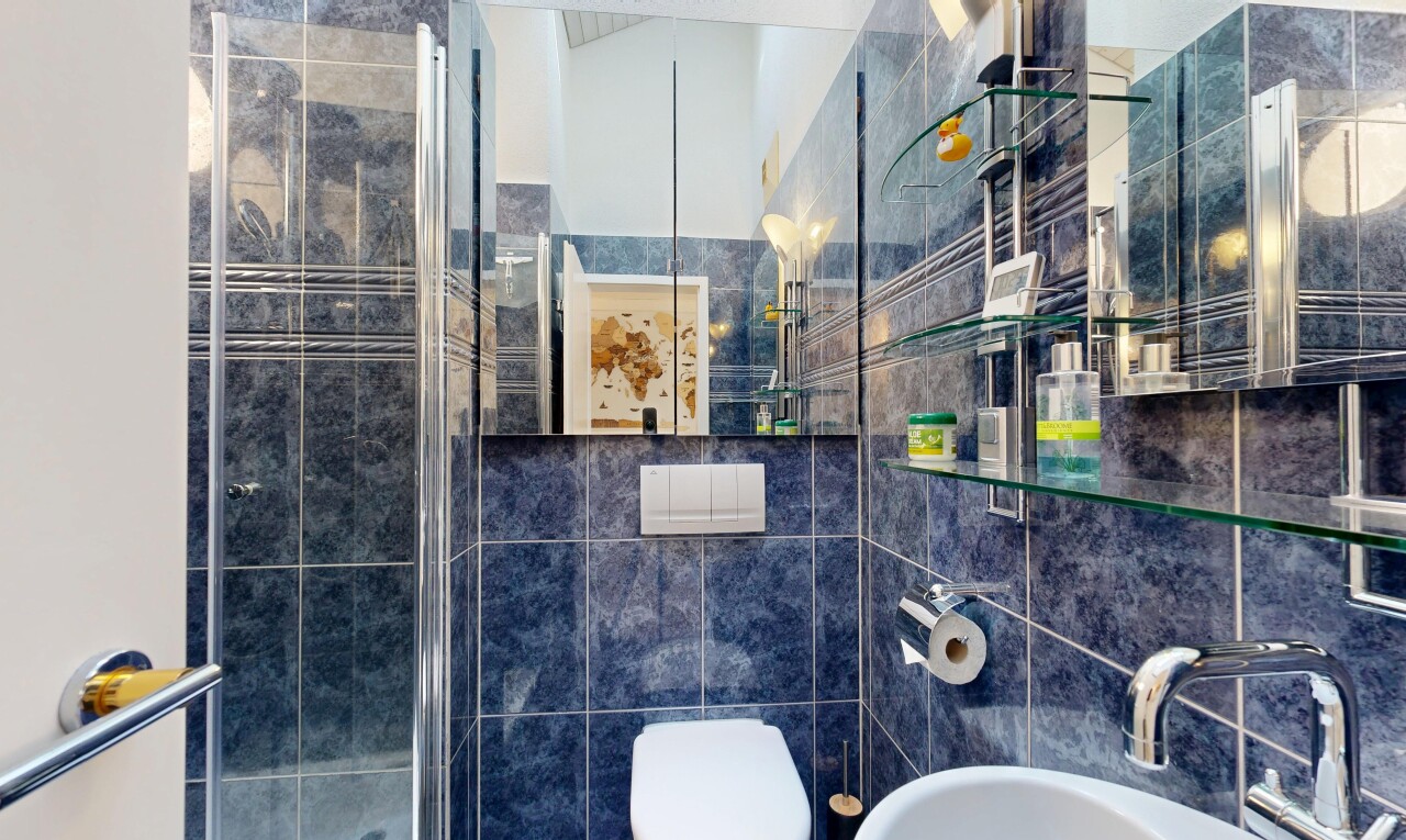 bad mit spiegel, komplettes badezimmer, inside property, dusche, und waschbecken