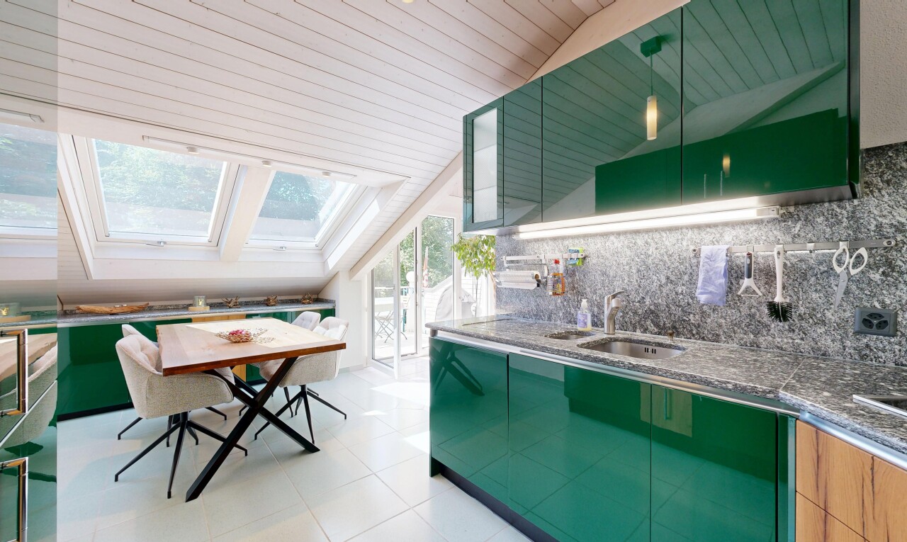 küche mit grüne schränke, green cabinets, vaulted ceiling, dachschräge, und inside property