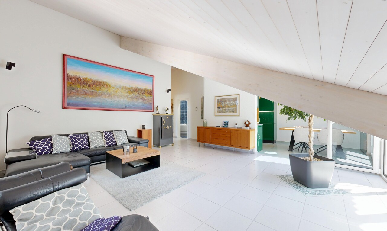 wohnzimmer mit inside property, drywall, gipskartonwand, wood ceiling, und holzdecke